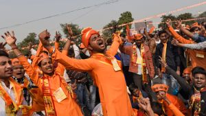 Medlemmar av den hindunationalistiska organisationen Vishwa Hindu Parishad hade samlats för att invänta högsta domstolens beslut i New Delhi. Medlemmar av den hindunationalistiska organisationen Vishwa Hindu Parishad hade samlats för att invänta högsta domstolens beslut i New Delhi.