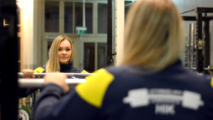 Med fokuserad blick. Miranda Rautomaa tände snabbt på styrkelyft. Porträttbild på Miranda Rautomaa.
