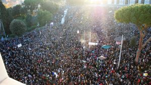 Uppskattningsvis hundratusen manifesterade på lördagen på San Giovanni-torget i Rom. Tusentals personer på ett torg.