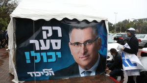 Gideon Saars valaffisch var på väg att lossna från sin ställning i Tel Aviv i vinterstormen. Gideon Saars valaffich var på väg att lossna från sin ställning i Tel Aviv i vinterstormen.
