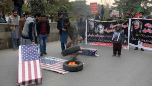 Pakistanska shiamuslimer demonstrerar i Islamabad, Pakistan 3.1.2020 Pakistanska shiamuslimer i Islamabad, Pakistan, bränner USA:s flagga bränns 3.1.2020