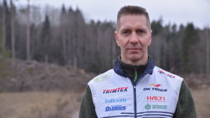 Jari Johansson är biträdande tävlingsledare för Borgå Jukola 2022. Man med orienteringsväst står på en åker och ser målmedveten ut.