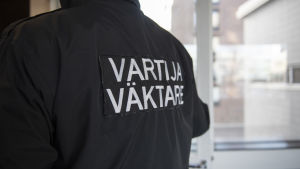 Det är stor skillnad från att jobba som ordningsvakt ensam eller tillsammans med endast en annan person. Då gäller att bedöma situationen noga, så du inte framkallar något du inte har kontroll över. Vartija
