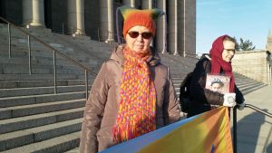 Birgitta Andersén är rädd för att den här världen ska förstöras och att det inte ska finnas livsmöjligheter för vare sig mänskor eller djur. Birgitta Andersén demonstrerar varje fredag på riksdagshusets trappa mot klimatförändringen.