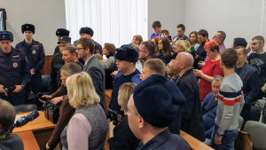 Aktivister och anhöriga samlades i rättssalen i staden Penza, då domarna kungjordes. Aktivister och anhöriga samlades i rättssalen i staden Penz, då domarna kungjordes.