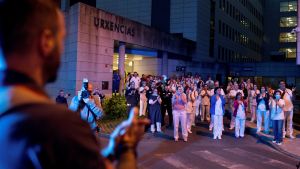 Sjukhuspersonal reagerar på ett tacksamhets- och hyllningsevenemang i Ourense 22.3.2020 Sjukhuspersonal reagerar på ett tacksamhets- och hyllningsevenemang i Ourense 22.3.2020