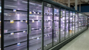 Maten tog slut i butikerna fredagen den 13 mars. Tyhjät lihahyllyt Nikkilän S-marketissa, Sipoossa perjantaina 13.3.2020.