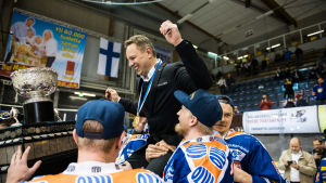 Jussi Tapola avslutade sitt senaste Tapparauppdrag med guld våren 2017. Jussi Tapola avslutade sitt senaste Tapparauppdrag med guld våren 2017.