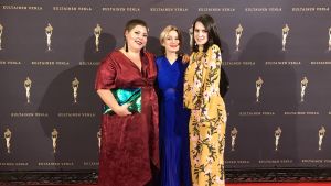 Josefin Fri, Kaya Pakaslahti och Mimosa Wellamo på Venla-galan. Josefin Fri, Kaya Pakaslahti och Mimosa Willamo på Venlagalan.