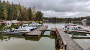 Svartbäck Segelsällskap ordnar bland annat Kitö-loppet varje sommar. En brygga och några motorbåtar.