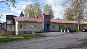 Solbrinkens skola har 75 elever och finns i Lojo centrum. Solbrinkens skola i Lojo.