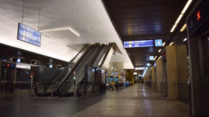 På busstationen i Kampen i Helsingfors har det varit tomt under coronakrisen. Kampens busstation för fjärrtafik