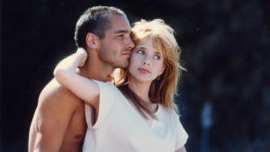 Jacques (Jean-Marc Barr) och Johana (Rosanna Arquette). Närbild på Jacques (Jean-Marc Barr) och Johana (Rosanna Arquette) håller om varandra.