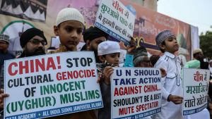 Behandlingen av uigurerna har gett upphov till flera protester. Personer i Mumbai demonstrerar för uigurers rättigheter.