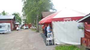 Jordgubbarna säljs tillsammans med andra grödor direkt från gården. Gårdsbutik