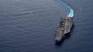 Både USA och Kina höll militärövningar i Sydkinesiska havet förra veckan Det amerikanska hangarfartyget USS Ronald Reagan
