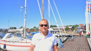 Hangös stadsdirektör Denis Strandell vill göra Östra hamnen ännu bättre för båtfolket. Man på brygga