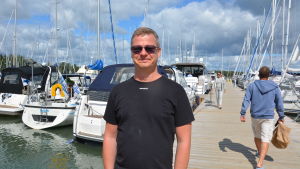 Bent Andersson har allt mer börjat anse att det finns behov för obligatoriskt kunskapskrav för båtförare. Bent Andersson på en brygga med segelbåtar i bakgrunden.