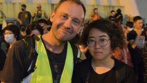 Johan Nylander och kollegan Liu Hsiu Wen från Taiwan följde noga med fjolårets antikinesiska demonstrationer. Nu är Nylander orolig för journalistikens framtid i Hongkong. Svenska Johan Nylander och kollegan Liu Hsiu Wen från Taiwan följde noga med fjolårets antikinesiska demonstrationer
