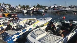 Under augustis första veckoslut förvandlas Östra hamnen i Hangö till ett finskt Saint Tropez. Folk på båtar i östra hamnen lördag 8 augusti 18-tiden, i bakgrunden Poker run bryggan