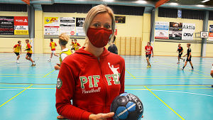 Jessica Ranta-Aho, assisterande tränare i damlaget, har vid behov även själv hoppat in som spelare. Ljushårig kvinna framför en handbollsträning i en bollhall.