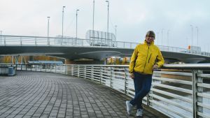 Seija Kindstedt får snart mer tid för sitt barnbarn och golfandet. Seija Kindstedt vid Mannerheimgatans bro