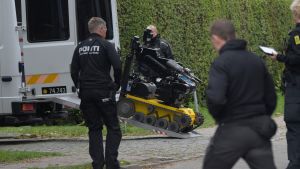 Här rullade polisen ut en bombrobot, medan Madsen satt i gräset omringad av tungt beväpnad polis. Här rullade polisen ut en bombrobot, medan Madsen satt i gräset omringad av tungt beväpnad polis.