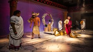 Julius Caesar är en samproduktion av Klockriketeatern och Sirius Teatern. På bilden syns skådespelarna i uppsättningen av Julius Caesar.