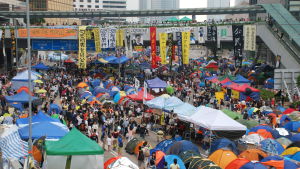 En stor del av de unga Hongkongborna blev politiskt medvetna för sex år sedan. Prodemokratiska demonstranter ockuperade då tre av de viktigaste trafiklederna i mer än två månader. En stor del av de unga Hongkongborna blev politiskt medvetna för sex år sedan. Prodemokratiska demonstranter ockuperade då tre av de viktigaste trafiklederna i mer än två månader.