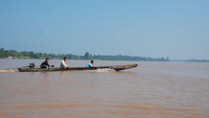 Enkla men snabba motordrivna kanoter är de vanligaste fortskaffningsmedlen på Mekong. Enkla men snabba motordrivna kanoter är de vanligaste fortskaffningsmedlen på Mekong.