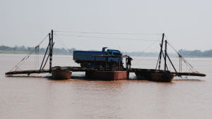 Bara en handfull broar har konstruerats över Mekong. För det mesta är invånarna tvungna att anlita primitiva pråmar för att få fordon transporterade från en strand till en annan. Bara en handfull broar har konstruerats över Mekong. För det mesta är invånarna tvungna att anlita primitiva pråmar för att få fordon transporterade från en strand till en annan.