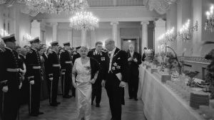 Entisen presidentin puoliso Alli Paasikivi ja presidentti Urho Kekkonen itsenäisyyspäivän juhlavastaanotolla Presidentinlinnassa 1957. Entisen presidentin puoliso Alli Paasikivi ja presidentti Urho Kekkonen itsenäisyyspäivän juhlavastaanotolla Presidentinlinnassa Helsingissä 6.12.1957. Takana Neuvostoliiton suurlähettiläs Viktor Lebedev.
