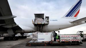 Här lastas ett Air France-plan med läkemedel i Paris. Air France förbereder sig på att transportera covid-19-vaccin. Här lastas ett Air France-plan med läkemedel i Paris. Air France förbereder sig på att transportera covid-19-vaccin.