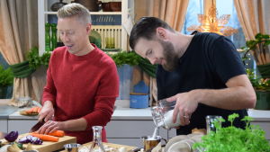 Juontaja Nicke Aldén ja sieniviljelijä Robin Libäck Strömsön keittiössä