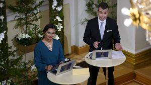 Daniel Olin höll Svenska Yles fana högt på Presidentslottet då han, tillsammans med Susani Mahadura, höll koll på chattdiskussionerna och presenterade dem i sändningen från slottet. Susani Mahadura och Daniel Olin på Presidentslottet.