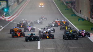 Starten i Bahrains grand prix. Red Bulls Max Verstappen mellan Mercedesförarna George Russell (63) och Valtteri Bottas (77). Starten i Bahrains grand prix. Red Bulls Max Verstappen mellan Mercedesförarna George Russell (63) och Valtteri Bottas (77).