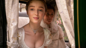 Daphne Bridgerton (Phoebe Dynevor) är äldsta dottern i syskonskaran. I bakgrunden Ruth Gemmel som spelar Lady Violet Bridgerton. På bilden ses skådespelaren Phoebe Dynevor i rollen som Daphne Bridgerton. I bakgrunden Ruth Gemmel i rollen som Lady Violet Bridgerton.