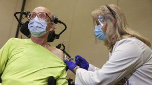Vaccinationerna har kommit i gång också i Colorado. Här får 85-årige Mark Maloney en första spruta av Pfizer-Biontechs vaccin mot covid-19. Vaccinationerna har kommit i gång också i Colorado. Här får 85-årige Mark Maloney en första spruta av Pfizer-Biontechs vaccin mot covid-19.