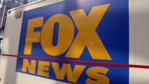 Fox News deltog i att sprida Donald Trumps ogrundade påståenden om valfusk i presidentvalet 2020. Fox Newsin uutiskuvausauto.
