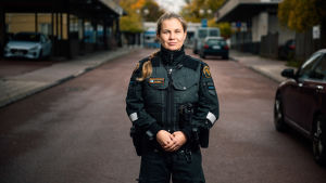 Jessica är seriens enda kvinna och den enda kvinnliga sjöbevakaren på Åland. En kvinnlig sjöbevakare står på en gata i Mariehamn. Gamla Zeipels bakgård till vänster i bild.