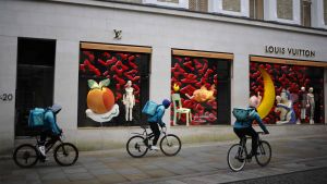 Många människor får under coronatider sin mat transporterad hem av cykelbud. London 17.2.2021 Cyklister som transporterar mat i London 17.2.2021