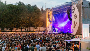 Sideways var först ut att inhibera den här sommarens festival. Ett publikhav vid en scen.
