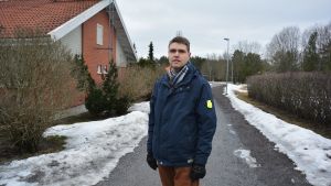 Matias Erlund rekommenderar praktik för alla studenter även om obligatorisk praktik inte ingår i deras utbildningsprogram. Matias Erlund på en sandväg, bredvid ett tegelhus.