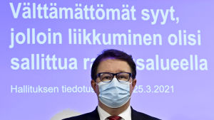 Mika Salminen på THL säger att målsättningen är att få bukt med coronaepidemin. Om regeringens avsikt är att minska på onödiga kontakter så borde vi försöka minska på kontakterna. Mika Salminen