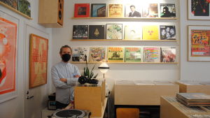 Manell tror inte att små butiker är de största smittospridarna. Man med ljusblå skjorta, svar ansiktsmask står med armarna i kors mitt i en vinylaffär.