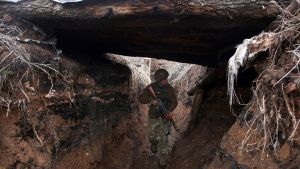 Kriget i östra Ukraina har trappats upp under vintern och våren. En ukrainsk soldat i en löpgrav