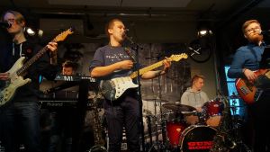 Soundcheck i vardagskläder. Guns Rosor utan kostymer, på soundcheck i vanliga kläder.