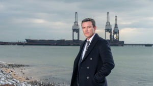 Rikostarkastaja Steve Wilkins (Luke Evans) Pembrokeshiren murhat -sarjassa
