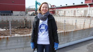 Enligt Marjukka Porvari har det inte varit svårt att hitta växtgårdar som gärna deltar i projektet. Däremot har det varit svårare att hitta djurproducenter som velat göra sig av med sin gödsel. Kvinna med blont hår står vid gödseltank på bondgård.