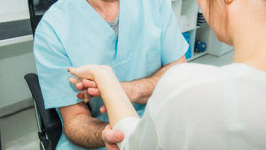 Både MS och många av de sällsynta neurologiska sjukdomarna uppenbarar sig och diagnostiseras vanligtvis hos 20–50-åringar. en läkare eller skötare undersöker en patients arm